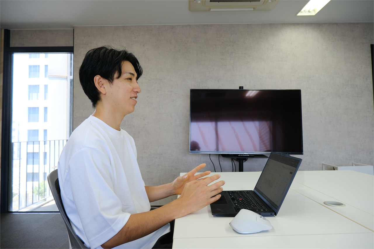インタビューに応える土井