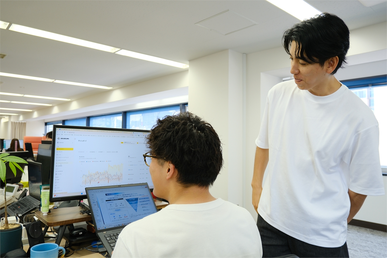 AKARUMIの見方を社員に教える土井