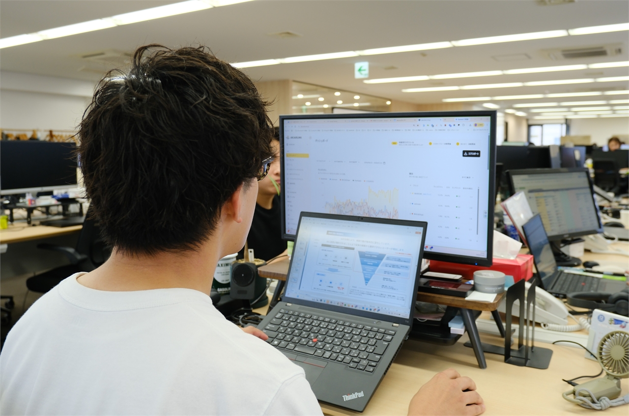 AKARUMIに蓄積したデータを基に資料を作る社員